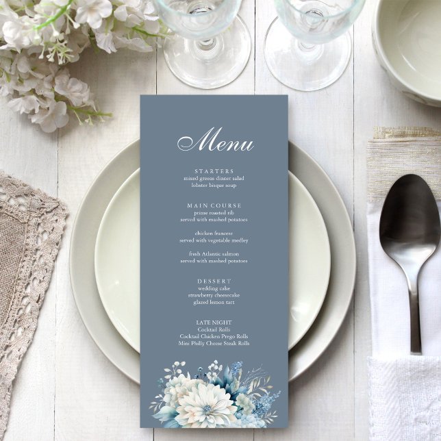 Modern Dusty Blue Wildblommor Bröllop Meny (Modern Dusty Blue Wildflowers Wedding Menu on a beautiful white and silver wedding table.)