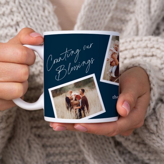 Modern Elegant 4 Foto Kollage Familj Presenter Kaffemugg (A modern counting our blessings script 4 photo collage mug in navy blue.)