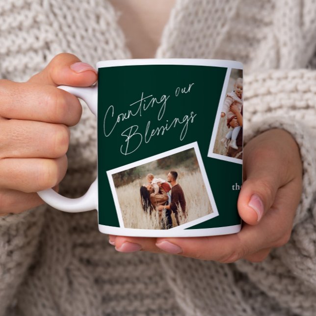 Modern Elegant 4 Fotos Kollage Familj Presenter Kaffemugg (A modern counting our blessings script 4 photo collage mug in forest green.)