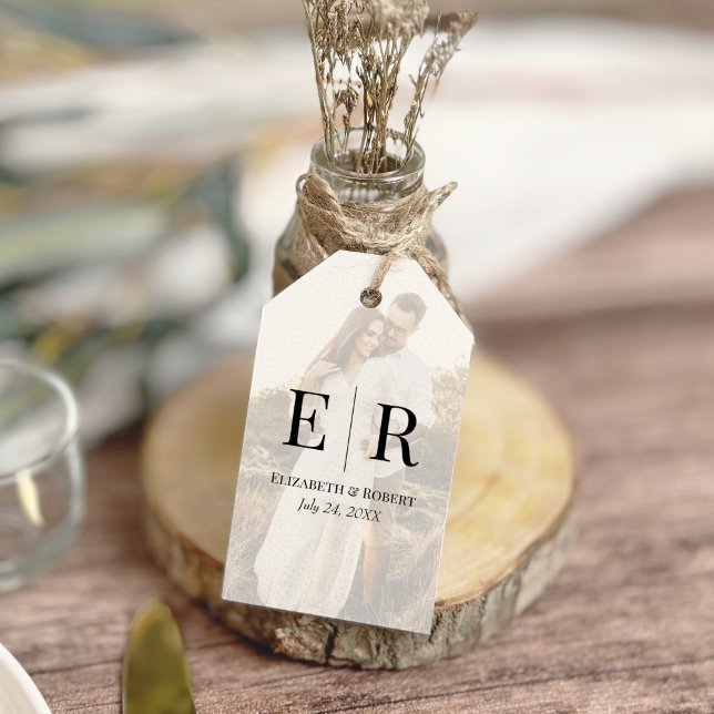 Modern Elegant Anpassad Foto Monogram Bröllop Presentetikett (Modern Elegant Custom Photo Monogram Wedding Gift Tags on a small favor jar with dry flowers)