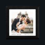 Modern Elegant Anpassningsbar Keepsaki Bröllop Pho Minnesask<br><div class="desc">Tittar du ett modernt och elegant sätt att lagra dina bröllop-minnen? Se inte längre än den här anpassningsbarna för att behålla bröllop fotopresentlåda. Med en ren och enkel design med ett accent-teckensnitt är den här presentlådan perfekten för att lagra och skydda dina omhuldade foton och minnesmärkningar från bröllop. Anpassa lådan...</div>