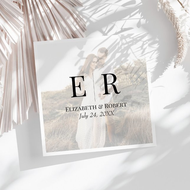 Modern Elegant Anpassningsbar Photo Monogram Bröll Pappersservett (Modern Elegant Custom Photo Monogram Wedding Napkins on a sunny white table.)