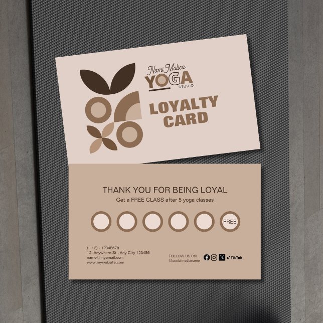 Modern Elegant Beige Brown Aesthetic Yoga Studio Lojalitetskort (Skapare uppladdad)