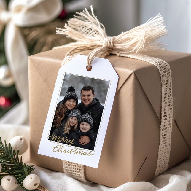 Modern Elegant Black and Gold Family Photo Presentetikett (Modern Elegant Black and Gold Merry Christmas Family Photo Gift Tag with hand lettered greeting)
