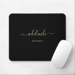 Modern Elegant Black Guld Monogram Script Girly Musmatta<br><div class="desc">Modern Elegant Black Guld Monogram Script Girly Mouse Pad. Anpassa den här elegantens monogrammade musmattdesign med ditt namn i en typografi av chic,  trendig och grått skript. Perfektens gåva till henne.</div>