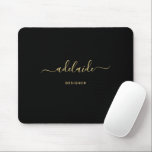 Modern Elegant Black Guld Monogram Script Girly Musmatta<br><div class="desc">Modern Elegant Black Guld Monogram Script Girly Mouse Pad. Anpassa den här elegantens monogrammade musmattdesign med ditt namn i en typografi av chic,  trendig och grått skript. Perfektens gåva till henne.</div>