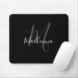 Modern Elegant Black White Monogram Script Girly Musmatta<br><div class="desc">Modern Elegant Black White Monogram Script Girly Mouse Pad. Anpassa den här elegantens monogrammade musmattdesign med ditt namn och monogram som inledning i en chic-, trendig- och gråskripttypografi. Perfektens gåva till henne.</div>