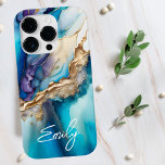 Modern Elegant Blue Guld Marble Personlig Namn<br><div class="desc">Modern Elegant Blue Guld Marble Personlig Namn iPhone 14 Pro Fodral har en personlig namn i en kalligrafiskripttypgrafi av elegant på en modern blå och guld marmor bakgrund. Perfektens gåva till henne för födelsedag,  mamma för Mors dag,  syster eller bister för jul och helgdagar. Designad av ©Evco Studio www.zazzle.com/store/evcostudio</div>