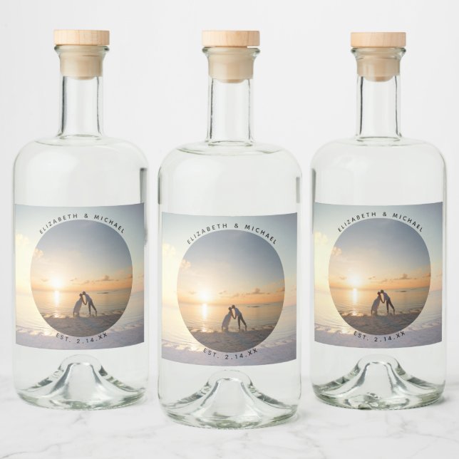 Modern Elegant Bride and Groom Bröllop Photo Spritflaskor Etikett (Flaskor)