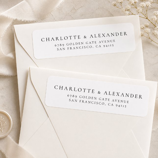 Modern Elegant Bröllopsreturadressetikett Returadress Etikett (Modern Elegant Wedding Return Address Label displayed on cream envelopes.)