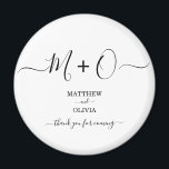 Modern Elegant Calligraphy Monogram Bröllop Magnet<br><div class="desc">Anpassa denna moderna och elegant bröllop-magnet med monogram/duogram gått med genom dekorativa svasser. Perfekt ge ger bort gåvor till dina gäster på ditt högtidliga bröllop.</div>