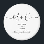 Modern Elegant Calligraphy Monogram Bröllop Magnet<br><div class="desc">Anpassa denna moderna och elegant bröllop-magnet med monogram/duogram gått med genom dekorativa svasser. Perfekt ge ger bort gåvor till dina gäster på ditt högtidliga bröllop.</div>