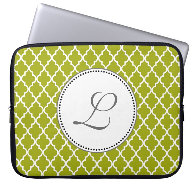 Modern, elegant, coola lime quatrefoil monogram laptop sleeve (Framsidan)