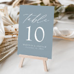 Modern Elegant Dusty Blue Bröllop Bordsnummer<br><div class="desc">Trendig, minimalistiskt kort för bröllop-bordsnummer med vit, modern stil med "Bord" i ett modernt kalligrafiskt skript. Utformningen har en dammig blå bakgrund eller färg efter eget val. Utformningen upprepas på baksidan. Så här beställer du korten för bord: lägg till ditt namn, datum för bröllop och bordsnummer. Lägg till varje nummer...</div>