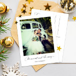 Modern Elegant - enkel fotojul Helg Vykort<br><div class="desc">Det här är ett modernt och enkelt vykort för svart och vit helgdag som använder en elegant och ett minimalt foto med "Gift och Merry" i en elegant som skriver text. Ändra enkelt fotot på framsidan, byt ut familjen eller företaget namn och lägg till ett personlig på baksidan med hjälp...</div>