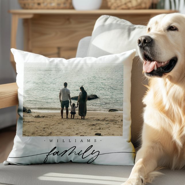 Modern Elegant Familjefoto Script Typografi Kudde (Skapare uppladdad)