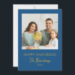 Modern Elegant Family Photo Hanukkah Julkort<br><div class="desc">Skicka varmt Hanukkah hälsning med det här vackra familjefotokortet! Utformningen har en modern fotomall för familjen,  med elegant,  modern typografi med texten "Lycklig Hanukkah",  familj namn och år med en klassisk blå bakgrund. Baksidan av kortet har en kompletterande blå bakgrund. Enkel att anpassa bild och text. Lycklig Hanukkah!</div>
