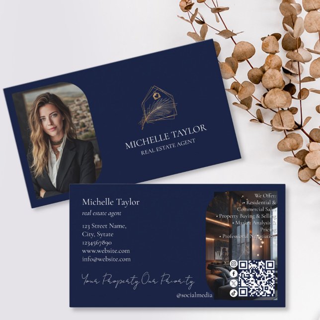 Modern Elegant Fastighetsmäklare Foto Guld Visitkort (modern gold and navy real estate business card with photo and QR code)