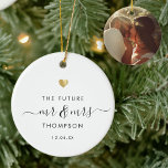 Modern Elegant Framtiden, fru Förlovning Guld Julgransprydnad Keramik<br><div class="desc">Framtiden Mr och Mrs! Modern bröllop-dekoration med ditt eget namn i elegant skriver snabbt calligrafi bredvid ett tryckt guld-hjärta och datum för din förlovning. På baksidan finns plats för ditt favoritfoto av djuren. Detta är den minimalistiska svartvita versionen. Underbara nyckelgåvor för att snart bli gifta par!</div>
