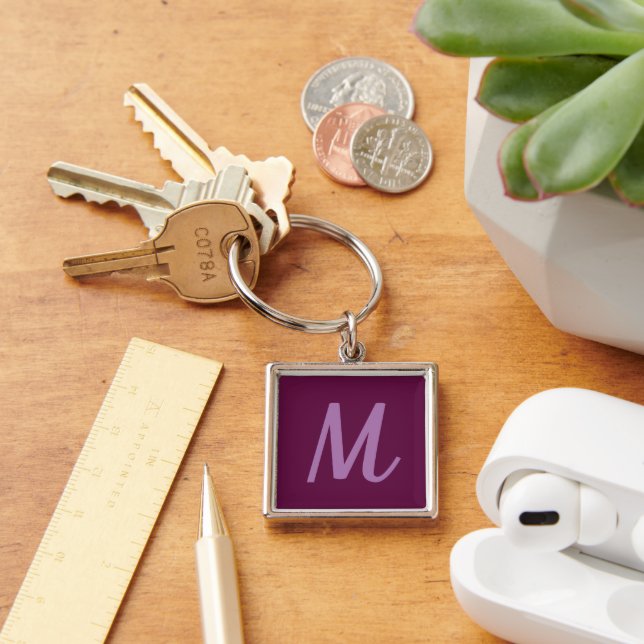 Modern Elegant Fuchsia och Lavendel Monogram Fyrkantig Silverfärgad Nyckelring (Skrivbord)