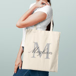 Modern Elegant Grå Monogram Initial Bokstav Tygkasse<br><div class="desc">En tidlös klassiker,  denna tote har en stor grå monogram initial bokstav i kombination med ett personligt namn i sofistikerad mörk stil. Den neutrala färgpaletten gör det till en oändligt mångsidig monogram-gåva — perfekt för brudtärnor,  födelsedagar,  lärare eller som en polerad vardaglig accessoar. Initial och namn är helt anpassningsbara.</div>