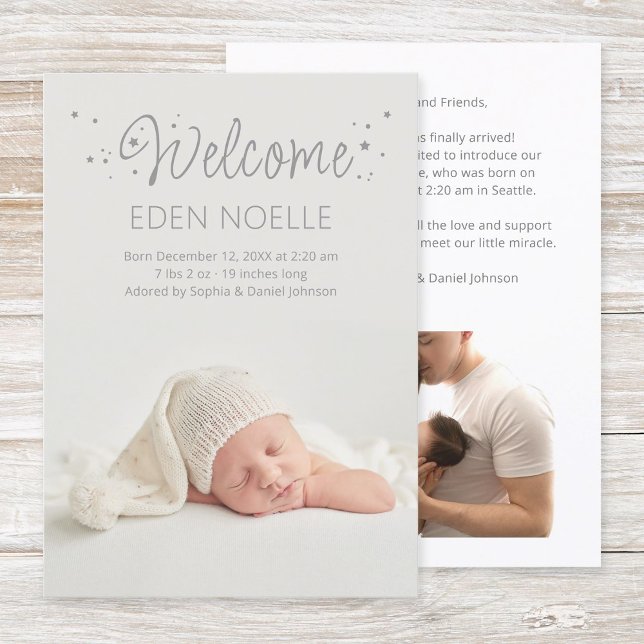 Modern Elegant Grått Stardust Calligraphy Baby Meddelande (Modern, elegant gray calligraphy with stars "Welcome" birth announcement flat card for new parents.)