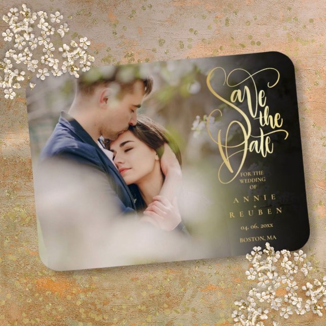 Modern Elegant Guldmanus Skriftlig Foto Spara Datu Magnet (Modern Elegant Gold Script Photo Save the Date Magnet)