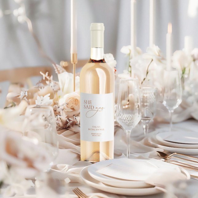Modern Elegant "Hon Sade Ja" Bröllopsfest Vinflaska Etikett (Modern Elegant "She Said Yes" Bridal Shower Wine Label)