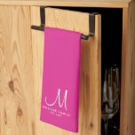 Modern Elegant i Monogram-mallfamiljen Namn Kökshandduk<br><div class="desc">Överför anpassningsbar Lägg till din fotodesign eller Logotyp Text Elegant Modern Cute Personlig Monogram Initial Namn/Family Namn Template Trendig Kitchen Towel Rosa Kitchen för.</div>