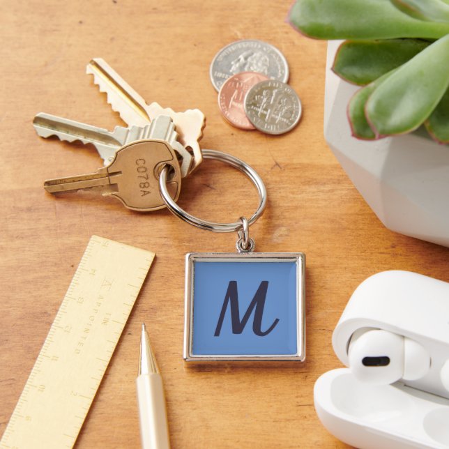 Modern Elegant Kornblå Indigo Monogram Fyrkantig Silverfärgad Nyckelring (Skrivbord)