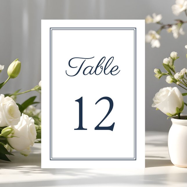 Modern Elegant Marinblå Script Bröllop Bordsnummer (Modern Elegant Navy Blue Script Wedding Table Number)