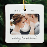 Modern Elegant Merry Married Bröllop Photo Julgransprydnad Keramik<br><div class="desc">Det här moderna skriptet Merry & Married Photo ornament har två av dina bröllop-foton på framsidan och baksidan samt dina monogram och datum för firande. Den här snyggten påminner dig om din stora dag för kom i årtionden.</div>