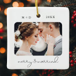 Modern Elegant Merry Married Bröllop Photo Julgransprydnad Keramik<br><div class="desc">Det här moderna skriptet Merry & Married Photo ornament har två av dina bröllop-foton på framsidan och baksidan samt dina monogram och datum för firande. Den här snyggten påminner dig om din stora dag för kom i årtionden.</div>