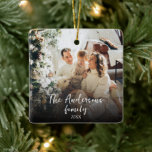 Modern Elegant - minimalt Calligraphy-familjfoto Julgransprydnad Keramik<br><div class="desc">En skapa ditt eget enkla och ändå elegant-typografi-familjens prydnadsföremål. en perfekt minns minnesmärket för dina julhälsningar till behållan för det ögonblick du för alltid fångas. Denna unika och chic dekoration har en enastående elegant av familjens namn och år som båda är anpassade genom att klicka på "personlig". Fotot är också...</div>