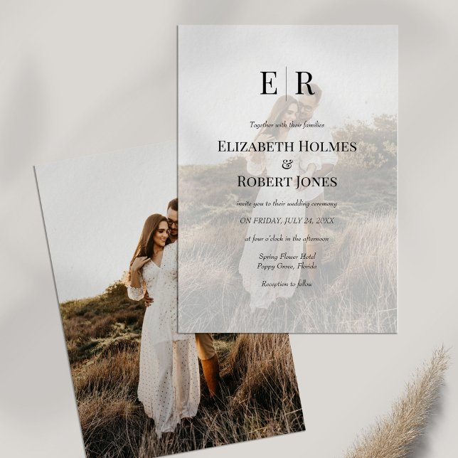 Modern Elegant Monogram Anpassningsbar Photo Bröll Inbjudningar (Modern Elegant Monogram Custom Photo Wedding Invitation on a white table with dry flower.)