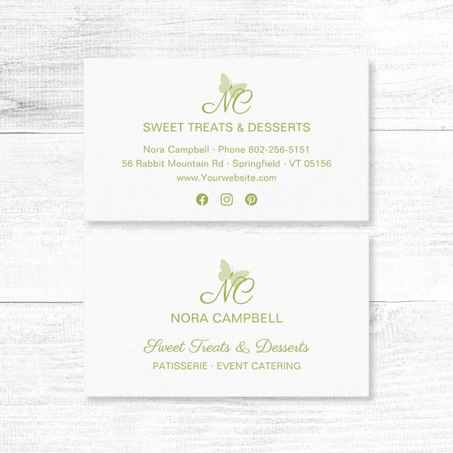 Modern Elegant Monogram Ljust grönt Butterfly Visitkort (Modern, elegant light green typography, butterfly monogram business card with social media icons.)