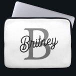 Modern Elegant Monogram Namn Black Grått-skript Laptop Fodral<br><div class="desc">Modern Elegant Monogram Namn Black Grått Script Laptop sleeve är en snyggt och ett funktionellt tillbehör för dina tekniska behov. Med en elegant svart design med grått-skript är laptop sleeve personlig med elegant monogram och namn. Den kombinerar sofistikerad estetik med praktiskt skydd, gör att din bärbara dator är säker från...</div>