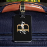 Modern Elegant Monogram Namn Black Guld Bagagebricka<br><div class="desc">Modern Elegant Monogram Namn Black Guld-skript Mouse Pad är en snyggt och ett funktionellt tillägg till alla skrivbordsinställningar. Den har en slimmad svart bakgrund med en guld-skriptdesign av elegant, som kan vara personlig med ett monogram och namn. Med den här musknappen får du inte bara en mjuk yta för musen...</div>