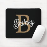 Modern Elegant Monogram Namn Black Guld Musmatta<br><div class="desc">Modern Elegant Monogram Namn Black Guld-skript Mouse Pad är en snyggt och ett funktionellt tillägg till alla skrivbordsinställningar. Den har en slimmad svart bakgrund med en guld-skriptdesign av elegant, som kan vara personlig med ett monogram och namn. Med den här musknappen får du inte bara en mjuk yta för musen...</div>