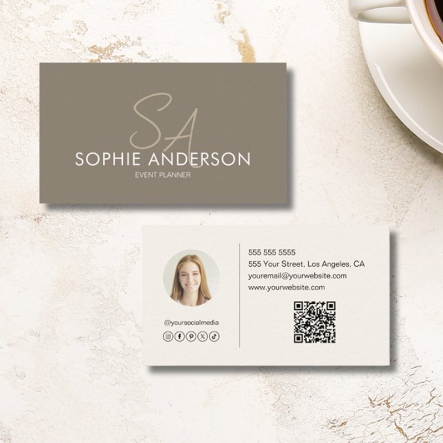 Modern Elegant Monogram Photo QR Taupe Visitkort (Modern Elegant Monogram Photo QR Taupe Business Card)