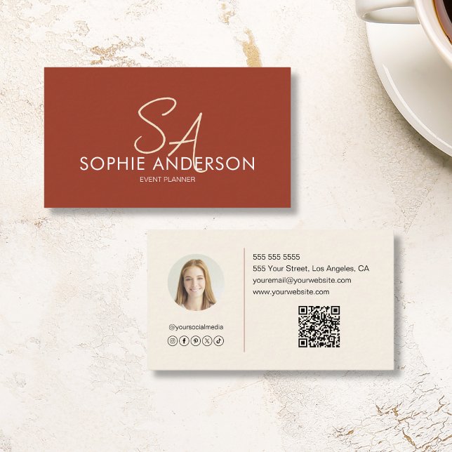 Modern Elegant Monogram Photo QR Terracotta Visitkort (Modern Elegant Monogram Photo QR Terracotta Business Card)