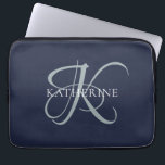 Modern Elegant, monogram, svart marin skrift Laptop Fodral<br><div class="desc">Elegantens design innehåller ditt första skript i ett fantastiskt kalligrafiskt skript med blommor som figurerar runt din familj namn. Gör en underbar gåva till mormor,  en födelsedag för Mors dag eller någon annan familjs helgdag.</div>