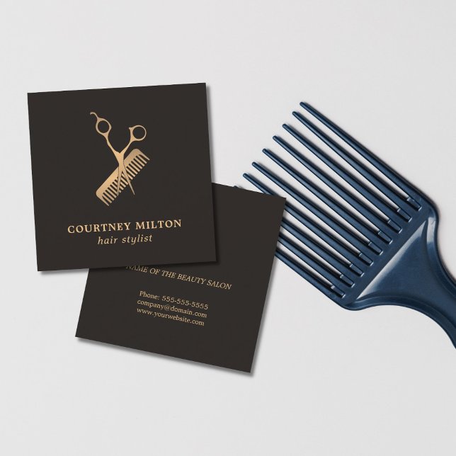 Modern Elegant Mörk Faux Guld Scissor Comb Fyrkantigt Visitkort (Skapare uppladdad)
