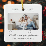 Modern Elegant - nytt hemsött foto  Julgransprydnad Keramik<br><div class="desc">Det här moderna skriptfotot VÅR NYA HEMprydnad innehåller två av dina favoritfoton (på framsidan och baksidan) i ditt nya hus samt din familj namn och datum. Den här snyggten för nya husägare kommer att påminna dig om din stora flytta för kom i årtionden.</div>