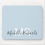 Modern elegant-pastellblått monogramskript musmatta<br><div class="desc">Modern elegant pastellblå monogramskript med musmatta. Enkel,  ren,  monogrammad personlig-bordsmusmatta med initialer och namn. Teckensnitt och färg är fullt anpassade.</div>