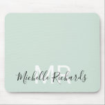 Modern elegant-pastellskript för grönt i monogram<br><div class="desc">Modern elegant-klistra in gröntens monogramskript med musmatta. Enkel,  ren,  monogrammad personlig-musmatta med initialer och namn. Teckensnitt och färg är fullt anpassade.</div>