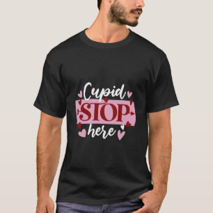 Modern elegant Red rosa hjärtcupid stannar här T Shirt