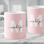 Modern Elegant  Rosa Monogram Kaffemugg<br><div class="desc">Personlig Modern Rosa för kvinnor Initial Namn Monogram kaffe Mugg. Den här snyggten mugg har en fetblå inledning över en mjuk rosa-bakgrund, kompletterad med ett svart elegant-skript namn. Monogrammet visas på båda sidor och lägger till en chic, en personlig från varje vinkel. Med sin moderna minimalistiska utformning och kvinnlig charm...</div>