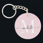 Modern Elegant Rosa Monogram Namn Skrift<br><div class="desc">Flickaktig minimalistisk modern elegant snygg rosa monogram initial namn skript anpassad personlig nyckelring. Denna design har ett förnamn i en snygg handskriven svans typsnitts kalligrafi (eller typografi) med monogram initial i vitt och svart på rosa färgbakgrund. Dessa är lätta att anpassa. Jätte snyggt feminint husvärmegåva, även för födelsedag, mors dag,...</div>