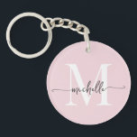 Modern Elegant Rosa Monogram Namn Skrift<br><div class="desc">Flickaktig minimalistisk modern elegant snygg rosa monogram initial namn skript anpassad personlig nyckelring. Denna design har ett förnamn i en snygg handskriven svans typsnitts kalligrafi (eller typografi) med monogram initial i vitt och svart på rosa färgbakgrund. Dessa är lätta att anpassa. Jätte snyggt feminint husvärmegåva, även för födelsedag, mors dag,...</div>
